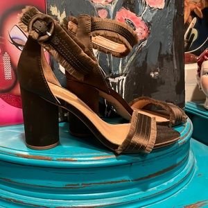 Express womens size 8 Olive heel